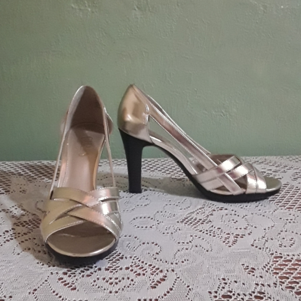 Chaps gold women's strappy stiletto heels size 6B